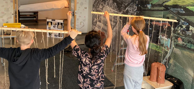 Elever fra 6. klasse på Bramdrup Skole deltager i opsætningen af en installation som afslutning på temaforløbet.