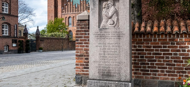 Mindestenen på Stændertorvet. Tag med Roskilde Museum på en byvandring rundt til mindesteder og erindringsspor i Roskilde by.