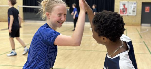 High five og grin er en del af det at spille badminton 