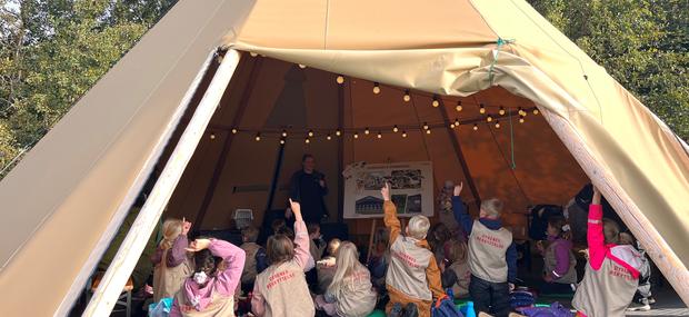 En dag på dyreinternatet i tipien, Dyre- & naturskolen