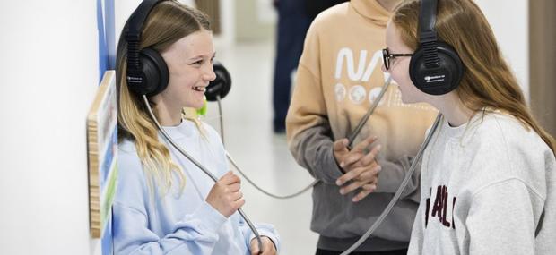 Skoleelever der lærer om retursystemet.