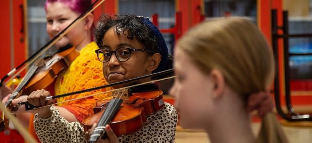 Billede fra forløb, hvor elever afprøver violin