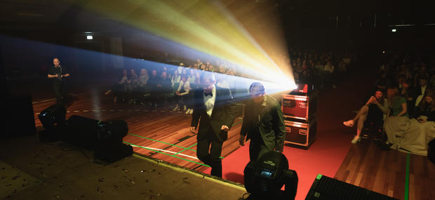 Billede af elever på vej til at modtage pris til Filmgalla.