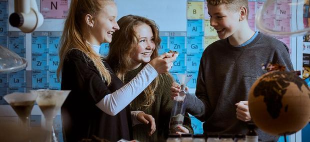 Skolelever der lærer om turbovækst