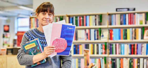 Bibliotekaren står med læsequizark