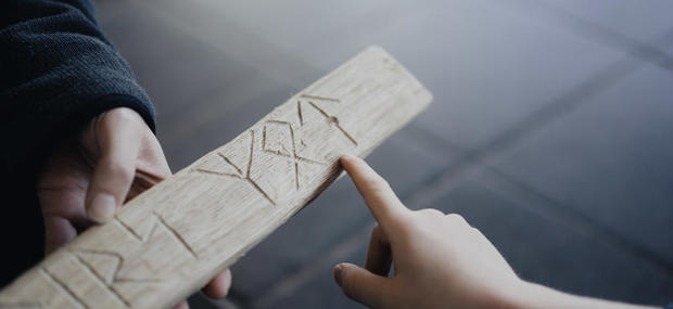 Børnene modtager et brev, runepinde fra guden Tyr, der har brug for deres hjælp.