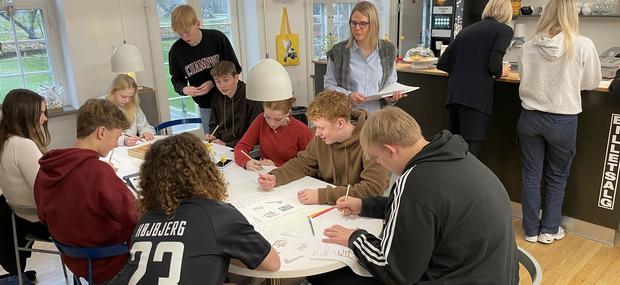 En skoleklasse sidder og laver analyse af værkerne.