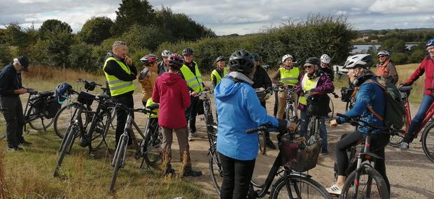 cykeltur til Løjt land gør holdt forskellige steder