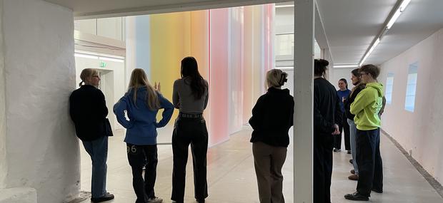 En klasser står samlet i en udstilling på kunsthallen og får en introduktion.