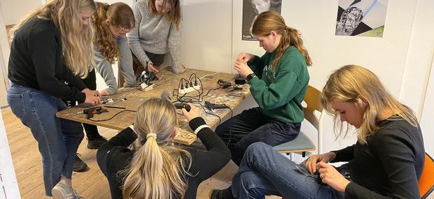 En klasse er i gang med en kreativ workshop