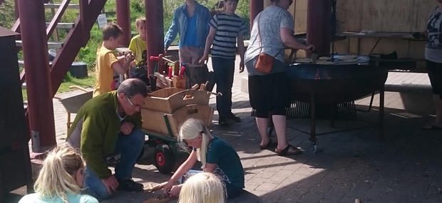 Maden får et ekstra krydderi når eleverne selv har været med til at tænde deres bål med ildstål og blår.