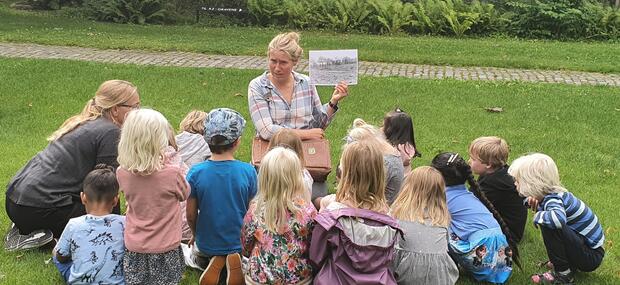 Fortælling på græsset i Mindelunden