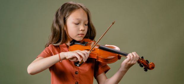 Pige spiller violin