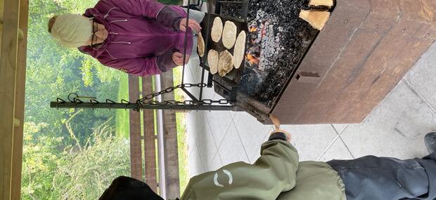 Fladbrød over bål