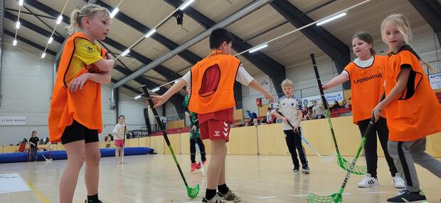 Børn spiller floorball