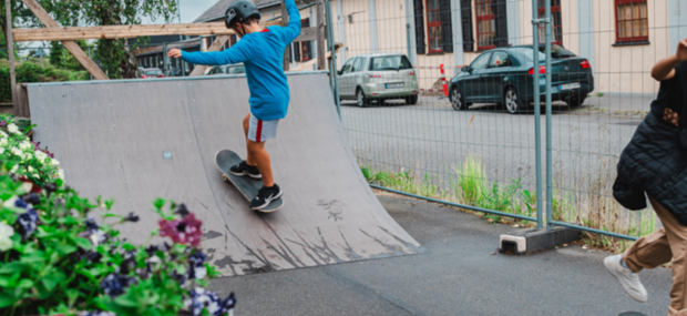 dreng på skateboard