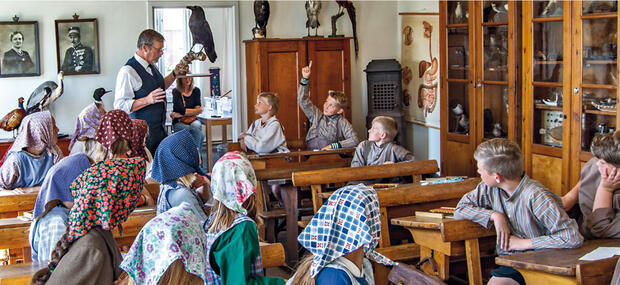 Elever undervises i den historiske skolestue
