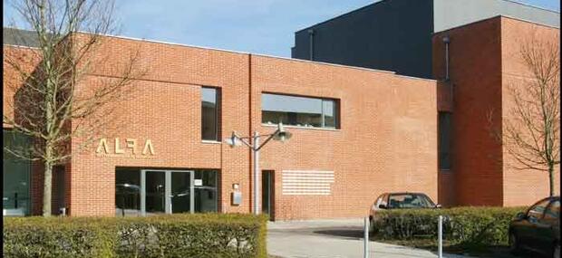 Et billede af bygningens facade.