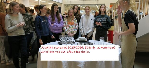 Elever lærer om borddækning. Hotel og restaurant/ Tjener