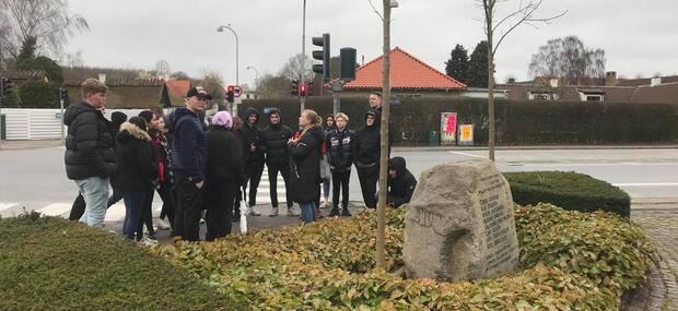 Undervejs i forløbet ser vi på de mange mindesten der står i området. 