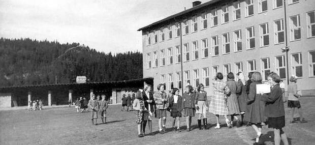 En skole med skolebørn fra 1950´erne 