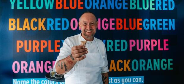 Den gastronomiske forsker og kok Jonas Cronqvist smiler og viser en svamp frem