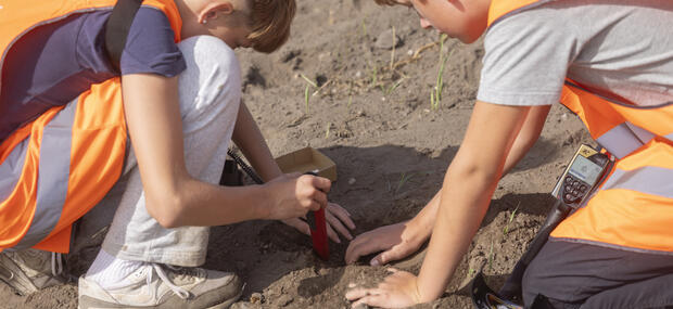 To drenge der bruger metaldetektor