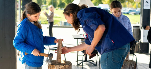 Museumsunderviser instruerer elev i undervisning.