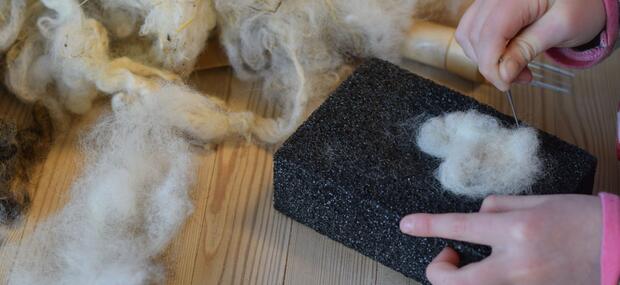 Barn nålefilter med uld fra får fra Det Grønne Museum