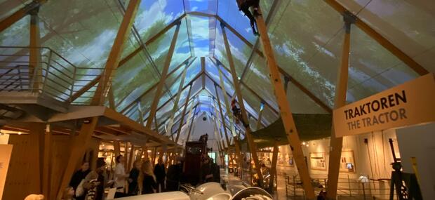 Billede viser elev der klatre i en 9 meter høj klatresøjle i udstillingen STORT på Det Grønne Museum