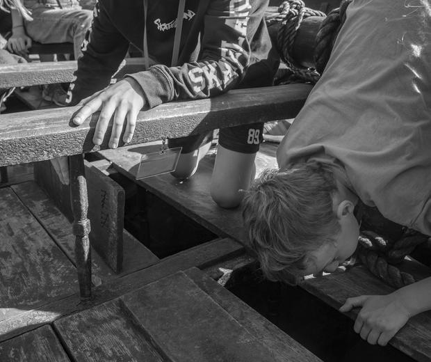 Elever på Vikingeskibsmuseet. Foto af Werner_Karrasch