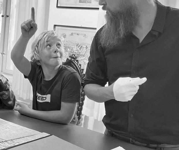 Elev arbejder med kilder