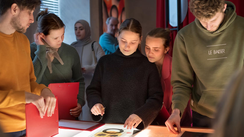 Billeder af lærerstuderende fra KP i KRÆS-forløb på Designmuseum Danmark 2023
