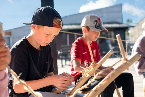 Elever arbejder på Vikingeskibsmuseet