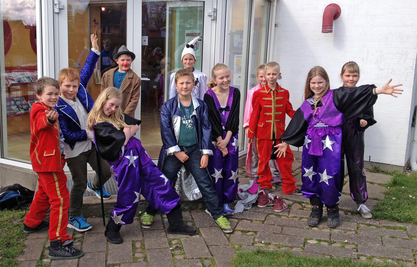 Glade cirkusartister, klar til at optræde i den gamle cirkusbygning.