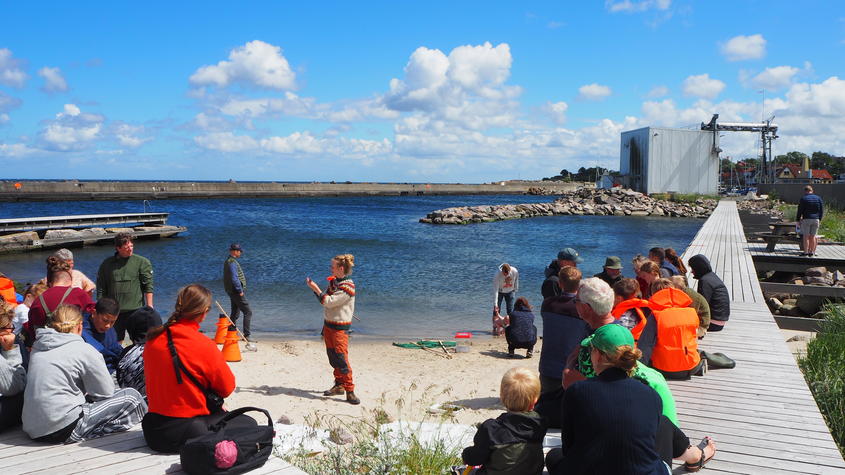 Udsyn til Isværket fra stand og badebro, hvorfra undervisning om havets dyr og planter foregår.