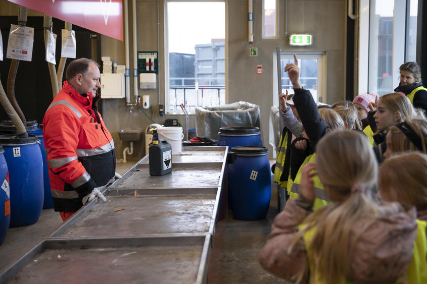 Vores pladsformidler fortæller eleverne om farligt affald. 