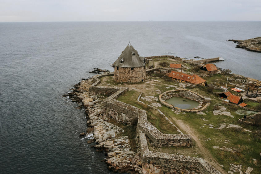 Den gamle søfæstnings mure, kanoner og kanontårne møder i overalt på øerne.