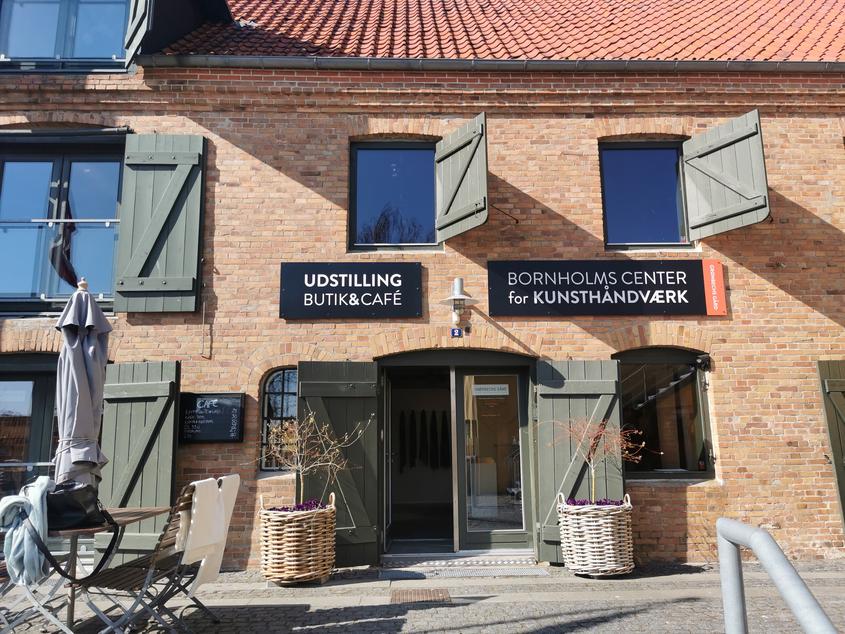 Indgangspartiet til Bornholms Center for Kunsthåndværk Grønbechs Gård