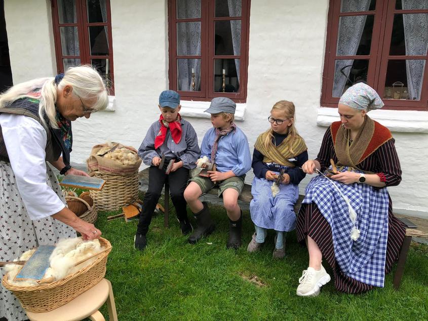 En af Høgdals gode frivillige lærer en gruppe elever at karte