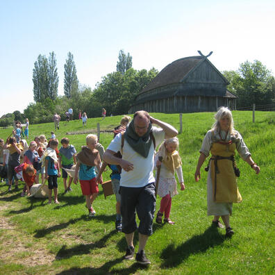 Rundvisning paa vikingeborgen Trelleborg 