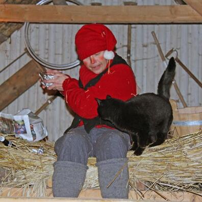 Nissen på loftet sammen med katten.