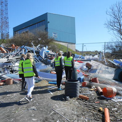 Børn på tur i PVC affaldet