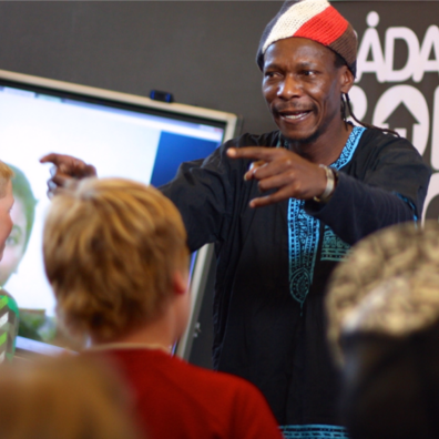 Gæstelærer i aktion med en skoleklasse.