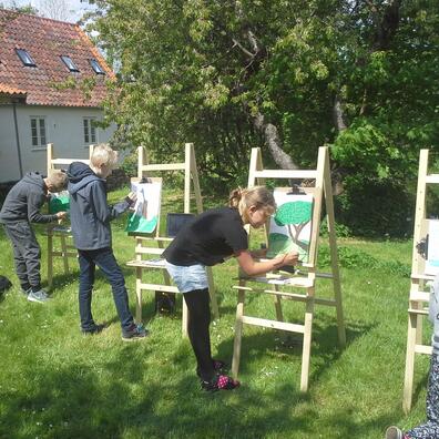 Elever arbejder i Malergårdens have