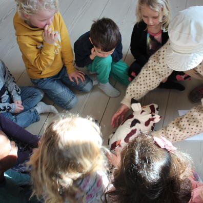 Børn i selskab med Jokke og Pruttegrisen