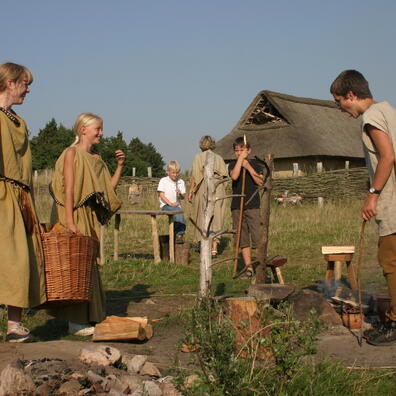 Eleverne oplever en dag eller et døgn i jernalderen.