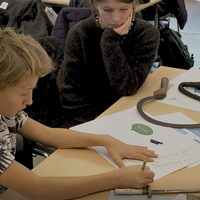 Elever arbejder med genstande som kilder til historien. 