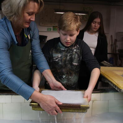 Papirmuseet, øsebøtten, skoletjenesten