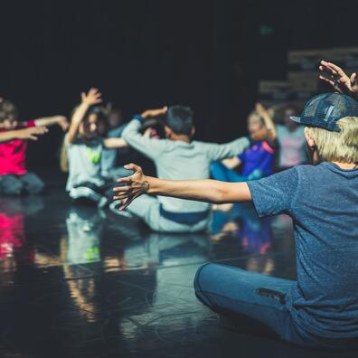 Børn der danser breakdance 
